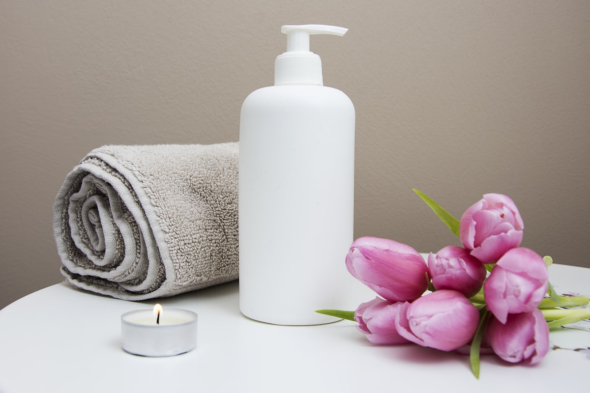 Warm towel, candle and fresh flowers, the calm details of a comfort-first visit